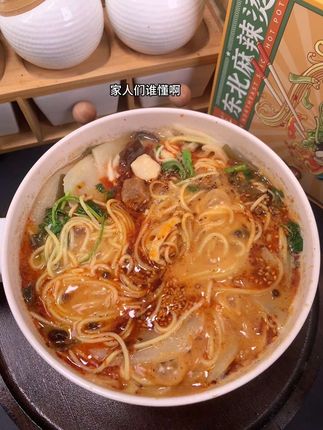 天热不想做饭的时候,我都会煮上一包#东北老式麻辣烫 一口下去黏糊糊的超过瘾#麻辣烫 #麻辣烫太好吃了 #老式麻辣烫 #好吃到爆