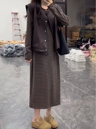 #早秋穿搭三分钟出门不是梦 #预制国庆出游穿搭 #通勤穿搭万能配色公式 #被秋日氛围感穿搭拿捏了 #小个子初秋显瘦穿搭