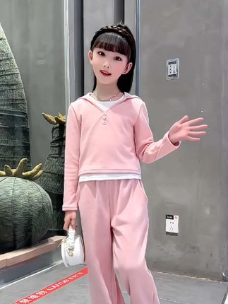 #创作者中心 #创作灵感 立秋后早晚温差大,就穿这种棉质的小套装,它是这种软软糯糯的慕斯绒面料,贴身穿亲肤又透气,宽宽松松的版型,宝宝穿着就没有束缚感。内搭是个假两件的设计,很有设计感,裤子是宽松的阔腿裤,随便搭配个上衣都好看,一整个上身休闲又百搭,快给你家娃也安排上吧!#生女儿就要这样穿 #春秋穿搭 #生女儿就是用来打扮的