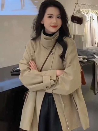 #上热门 姐妹们秋天穿这件英伦风风衣太合适了!它是中长款的设计,穿上特别显瘦,而且还是薄款的面料,很适合春天的天气。宽松的版型让你感觉非常舒服自在#时尚气质百搭 洋气减龄显身材