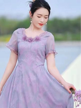 一袭淡紫欧根纱连衣裙,领口立体花饰精致婉约,短袖荷叶边灵动俏皮,大摆随步履轻扬。携花立于绿意间,复古与浪漫交织,尽绽温柔优雅。#好看的连衣裙 #气质仙女裙穿搭 #漂亮连衣裙 #连衣裙穿搭 #每日推荐