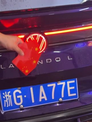 马上就要国庆了,赶紧安排上这款磁吸红旗贴,节日的氛围感直接拉满别人。车上有的小红旗我也要有,叫我看看谁还没准备#红旗车贴 #磁吸红旗 #汽车用品