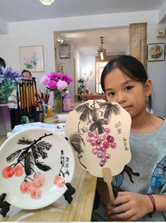 或许节日本身并没有意义,
重要的是我们赋予其的意义,
提醒我们在平淡生活里也不要忘记爱与被爱
🌸愿每一位妈妈,不被生活定义,
🌟永远优雅从容,闪闪发光
#母亲节 #少年学国画 #母亲节礼物 #记录真实生活#手绘茶碗