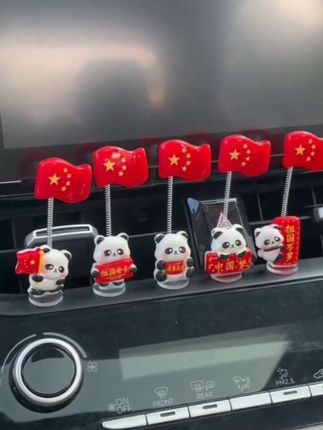 国庆里的中国红:每一帧都是热爱。国庆要到了,国庆必备的可爱摆件!憨态可掬的熊猫举着小红旗,既保留了国宝的可爱,又添了节日的喜庆,摆在车上、家里、办公桌上都节日感满满,看上去都觉得心头暖暖的。#国庆节 #喜迎国庆 #车载好物 #好物推荐🔥 #国庆节仪式感
