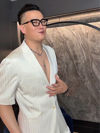 穿衣服款式好看,版型要正面料要舒服丝滑有光泽,这样才显气质 #设计师款 #小众设计感 #气质穿搭 #雅痞绅士 #老钱风