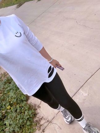 凡事人聚集的地方,讨论的话题无非三个,拐弯抹角的炫耀自己。互相挖苦的搬弄是非。人性的丑恶就是,在无权无势的人身上找毛病,在有钱有人身上找优点!当你触碰别人利意时。人性就是自私的,当你触碰别人底线时,人性就是丑恶的!人人都喜欢老实人!但人人不尊重老实人。#穿搭 #每日穿搭