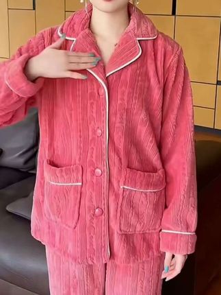 姐妹们,我终于找到了一套既能宅家穿又能睡觉穿的海岛绒睡衣了,它真的太舒服了,穿上身就是那种软绵绵的感觉,就像被云朵包裹住一样。而且它的面料还是那种很亲肤的材质,上身之后完全不会扎皮肤,睡觉的时候也能穿,真的很适合喜欢裸睡感的女生。#在家也要美美哒 #家居服#