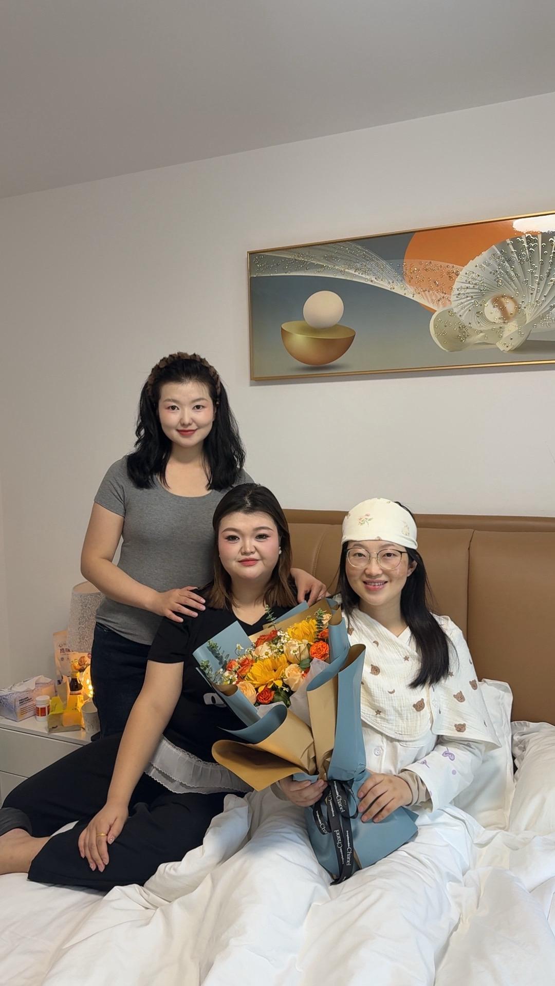 大姐的人生剧本是靠她改写的 出身农村多子女家庭 5孩子家庭中的老大 扮演着“长姐如母”的角色 从小吃尽生活苦头与磨难 但她不甘屈服平庸的命运 努力读书走出大山 读研读博出国留学 通过读书不仅改变了命运 还遇到了她的一生挚爱 俩人恋爱七年从校园走到婚纱 一起回国结婚继续读博士后 如今迎来了他们爱情的结晶 姐姐的伟大不只是做了母亲 她的魅力永远是她不屈的人格底色#怀孕 #生孩子 #坐月子