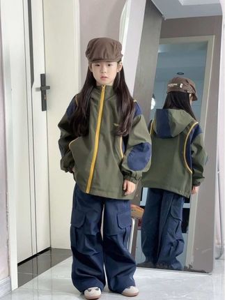 女孩子穿工装裤超飒的 ~#女童裤子#生女儿就要这样穿 #骗你生女儿 #女童工装裤#秋冬搭配