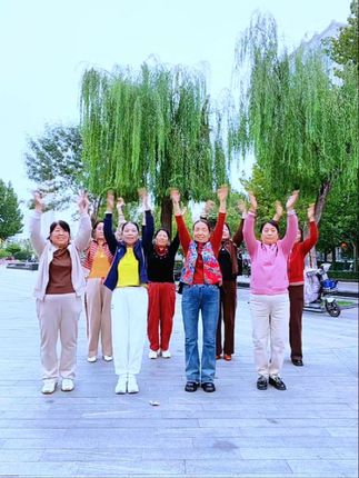 #上热门 穿红裤子的姐妹跑起来了,真开心!#小白鞋#啄木鸟轻便小白鞋#秋季新款小白鞋#舒适透气小白鞋