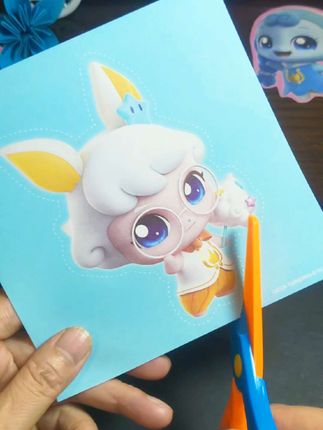 正正萌可剪纸来喽,喜欢吗? 儿童剪纸既能锻炼孩子手部精细动作,还能提升专注力,孩子剪完很有成就感。#儿童剪纸#亲子手工#儿童礼物#益智玩具