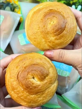 我居然个位数薅到了18个#手饰面包 的大羊毛,每一个都蓬松湿软,奶香浓郁,真的又好吃又划算#早餐吃什么#面包