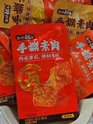 手撕素肉,紧致有弹性,尝起来满是浓郁的人间烟火味。#手撕素肉 #零食推荐
