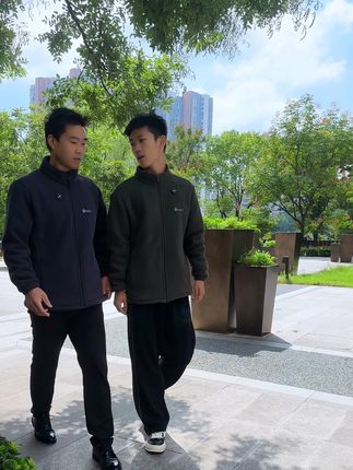 款式简单大方,穿上轻便又保暖,单穿内搭都合适 #摇粒绒外套 #不挑年龄不挑身材 #舒服保暖 #超便宜超划算