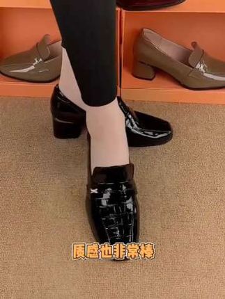 春秋款亮皮粗跟小方头一脚蹬深口单鞋,搭裙子裤子特别好看上档次,软底软面穿起来柔软舒适轻便透气,好穿不累脚