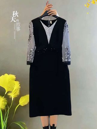 💥微胖姐妹的高光战袍来啦!这款大码连衣裙真的绝绝子~ V领设计+亮片拼接袖,一整个高级感拉满✨ 流苏珠珠收腰,视觉上直接瘦10斤不是梦! 不管是年会、派对还是重要约会,穿上它你就是焦点👑 大码姐妹也能拥有的时尚大气感就能get,冲就完事儿!虽然我胖但是我会穿呀❗❗❗照样很好看👍 #大码女装#洋气穿搭#谁穿谁好看#穿出女人的气质#胖妹妹穿搭@抖音创作小助手 @抖加🔥上热门🔥dou+🔥热点宝