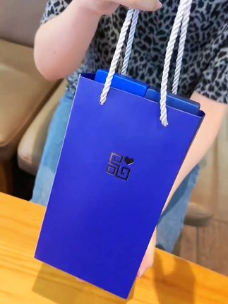 你还在纠结七夕送她什么礼物吗?直接给她安排这个一周耳钉礼盒吧!每个耳钉都是精心挑选的爆款设计,简约时尚,925银的材质,让她每天都能感受到你的爱意,快给她安排上吧!#七夕礼物 #情人节礼物 #七夕情人节