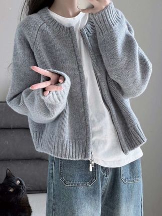 灰色短款毛衣外套女 宽松百搭慵懒拉链开衫针织衫上衣女#高级感穿搭 #短款针织开衫 #慵懒风开衫毛衣 #百搭针织衫上衣 #早秋穿搭
