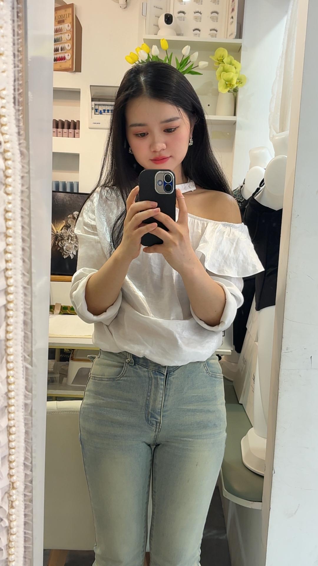 #贵州女孩#对镜拍#牛仔裤#可甜可咸可温柔可霸道 #好坏我都会看你配不配