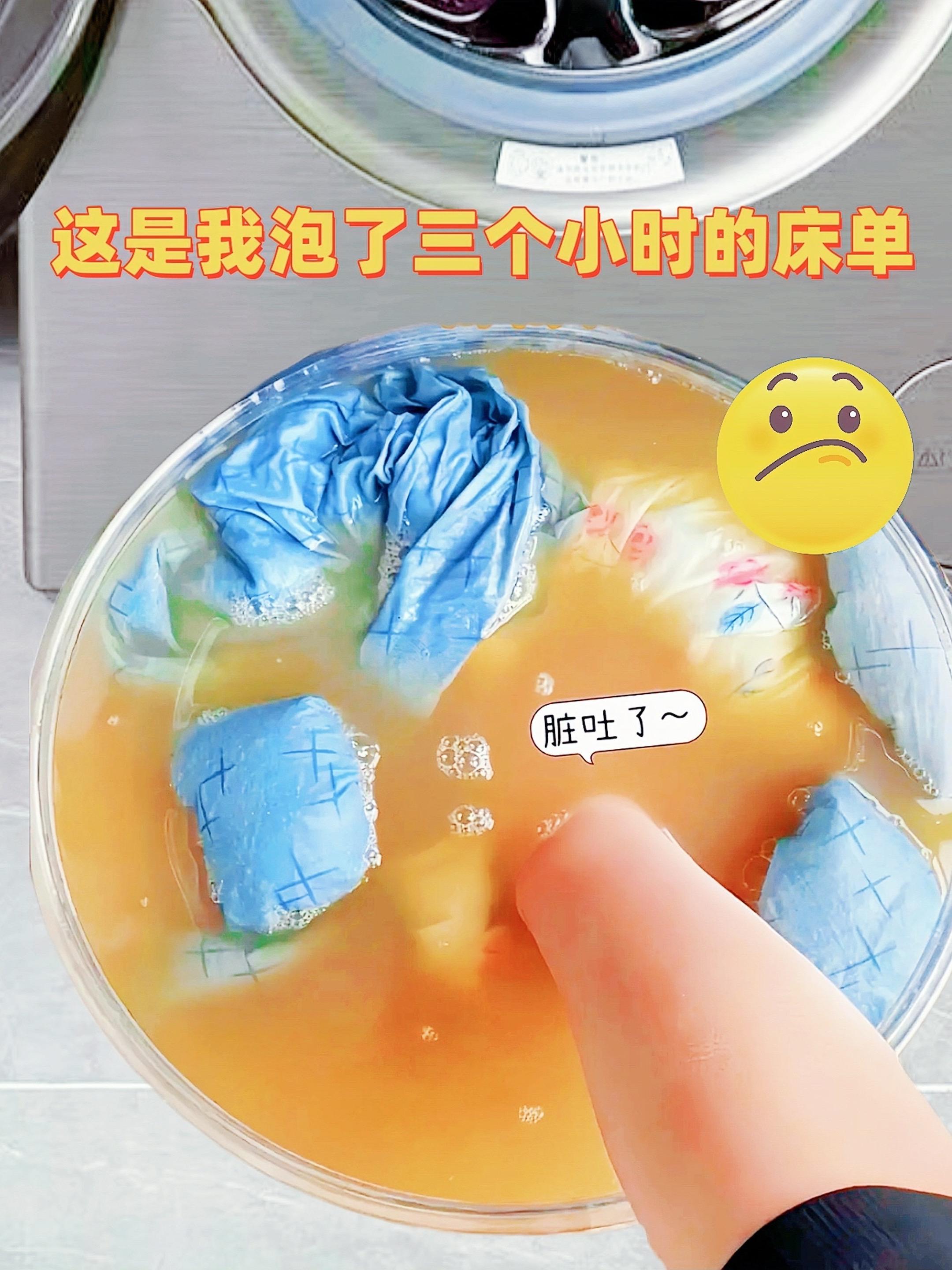 姐妹们,白衣服穿脏、发黄、有霉点先别扔!快试试这个#活力28校服净,活氧泡泡搭配活性成分,能有效去掉顽固污渍,洗完的衣服又香又软! 不管是衣服发黄、有霉斑,还是汗渍、日常污渍、果渍、奶渍,就连书包、鞋袜,不管是彩色衣服还是白色衣服,轻松搞定。活氧去渍的同时还能护衣增亮,这下再也不怕熊孩子的衣服洗不干净啦! #污渍轻松去除 #洗护好物 #白衣服清洗妙招#强烈推荐