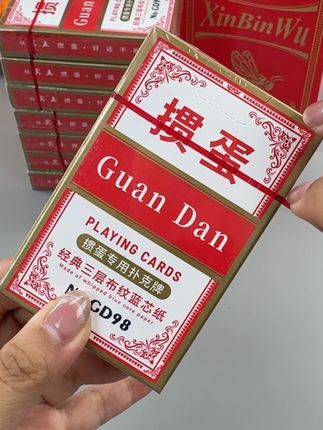 宾王扑克,背板经典花纹,让整副牌更显尊贵,牌面印刷清晰有质感,玩起来心情愉悦,湿水也不怕,纸牌回弹力高,韧性强,耐弯耐折、久弯不变形,圆切角润滑不割手。#扑克牌购买推荐 #扑克牌 #扑克牌批发 #纸牌 #宾王扑克 @DOU+小助手 @巨量千川