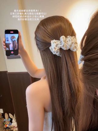 扁头的氛围感之神,拍照尊嘟好出片~随手一戴,后脑勺立马饱满起来!!!小碎花的设计也是少女心满满!#时尚饰品 #头饰发饰 #网红发饰#香蕉夹
