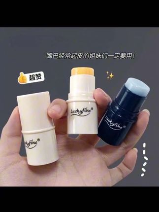姐妹们,你们有没有跟我一样,一到冬天嘴唇就特别容易起皮?我最近发现了一个非常好用的润唇膏,就是这个凡士林润唇膏,它真的可以持久滋润,轻松解决唇部干燥的问题。#唇膏#好物推荐#强烈推荐#保湿唇膏#自用好物分享