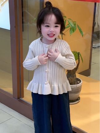 累的时候 就看看自己的孩子 不要觉得自己一事无成一无所有 她是你付出一切后得到最棒的收获 乱七八糟的生活 总会被孩子缓缓的治愈如果你的情绪 不能够用语言表达出来那就多看看自己的孩子 她是你的光是你的软肋#骗你生女儿 #生女儿就要这样穿 #宝妈情感共鸣 #带娃 #我的女孩👧🏻