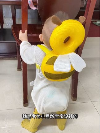 宝宝到了学站的时候,这种防摔枕一定要提前准备上,因为难免会摔跤,有了它就不用担心磕到小脑袋了。它是这种透气网孔的设计,带着也不会闷热#防摔枕 #爱贝迪拉