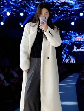 羽绒内胆白色呢子大衣女2025年新款冬季爆款加厚今年流行大衣外套#时装搭配 #服饰穿搭 #羽绒白色大衣外套搭 #女性穿搭 @DOU+小助手