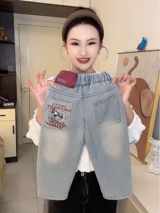 冬天不想给孩子里三层外三层的穿,这条加绒牛  仔裤一定要给孩子安排上,面料软软糯糯的,里面是一体绒的,保暖又亲肤,穿上特别好看。天冷了,赶紧给娃备两条吧!#加绒牛仔裤 #牛仔裤#裤子穿搭 #潮童穿搭 #牛仔穿搭