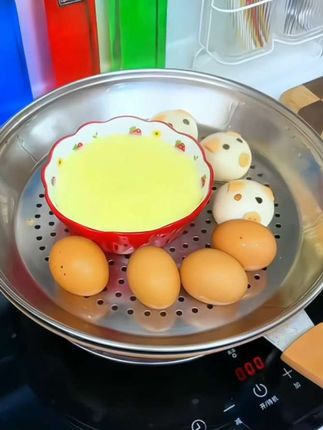 它就是我家天天用的#大蒸盘 啊,往炒锅上一放,不管蒸包子鸡蛋玉米啊,蒸鸡蛋羹啊,或者热个菜,蒸个鱼啊,简直太好用了,我特别喜欢的就是它不仅容量大,蒸一笼我一家人都够吃了,而且稳稳当当的,不像以前这种晃来晃去,包子都泡水了,关键它是316的不锈钢健康材质,特别厚实,光滑无毛刺#蒸盘#炒锅蒸盘#蒸架 #蒸蛋器