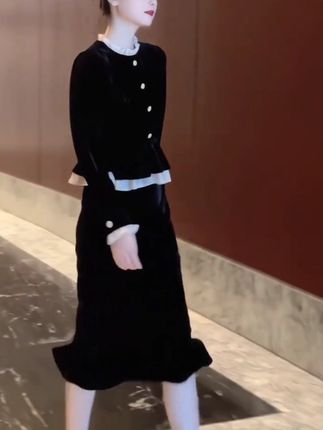 眼里的光,藏着生活给的滋养,找点事忙乎,太闲容易生烦恼,有点牵挂,日子反而踏实;#早秋贵气感穿搭 #早秋冷冽又随性的气质穿搭 #早秋高智感职场穿搭#说好的随便穿穿呢 #被秋日氛围感穿搭拿捏了