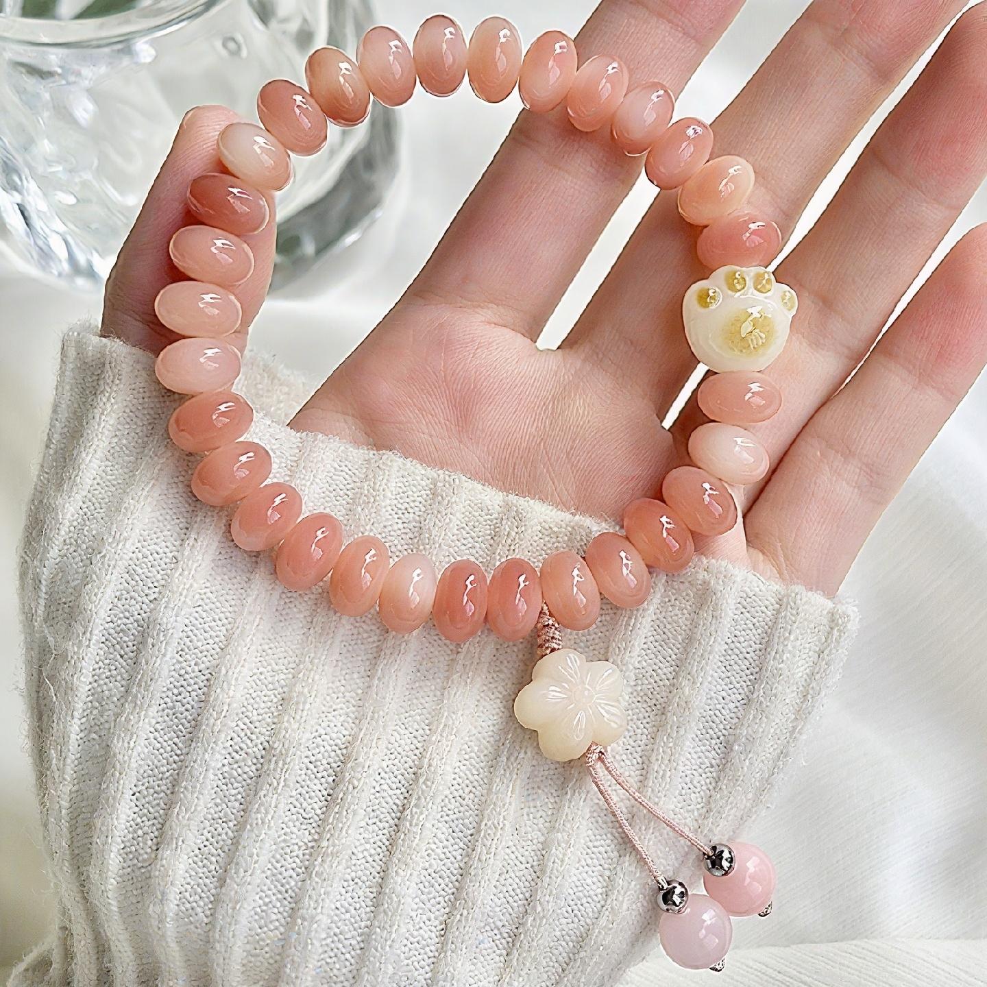 🌸 少女心狙击!这款樱花粉手串也太甜了吧! 满满都是温柔的蜜桃粉调珠子,颗颗圆润有光泽,戴上手衬得肤色又嫩又亮~ 还有超萌的猫爪和樱花吊坠,细节直接戳中少女心!#手串 #手链 #每日分享 #仙女必备 #盘串