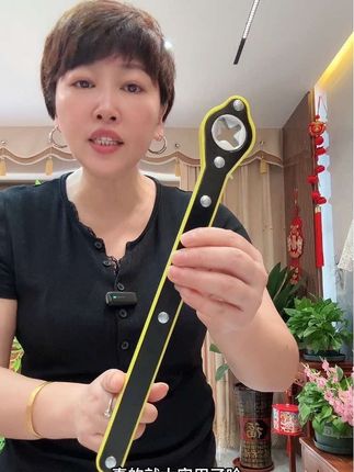 汽车抛锚换胎太麻烦了,这款省力棘轮扳手,正反转可调,女司机也能轻松换备胎,省时省力#千斤顶扳手#干斤顶#换胎#实用工具