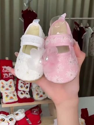 #母婴好物 #宝宝好物推荐 #童鞋好物推荐 #宝宝鞋子 女宝宝洋气小公主鞋,棉质穿着舒适,它的鞋面是柔软的,穿起来不会担心宝宝穿着不舒服,上面还有这种小珍珠花朵的装饰,夏天来了,搭配一双漂亮的小裙子一整套穿起来很好看,简直不要太美了,它的脚底防滑设计,适合0-1岁的宝贝都可以穿,适合学步的宝宝,鞋面是精致的蕾丝小花是手工刺绣上去的,摸起来也很舒服。快为宝贝下单吧!