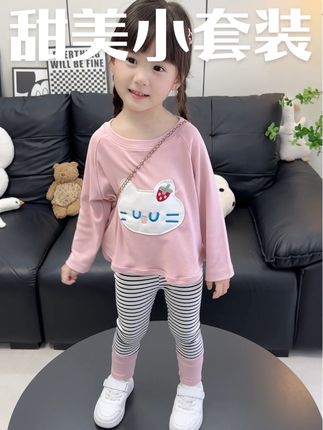 人生大几十年分她几年又如何 你总是筋疲力尽守着这么个小家伙 让你无法再做回自己 有时候坏情绪会突然将你淹没 会崩溃会无助会有脾气 可是也就是如此疲惫的三年 却是她离你最近的几年#儿童穿搭 #带娃