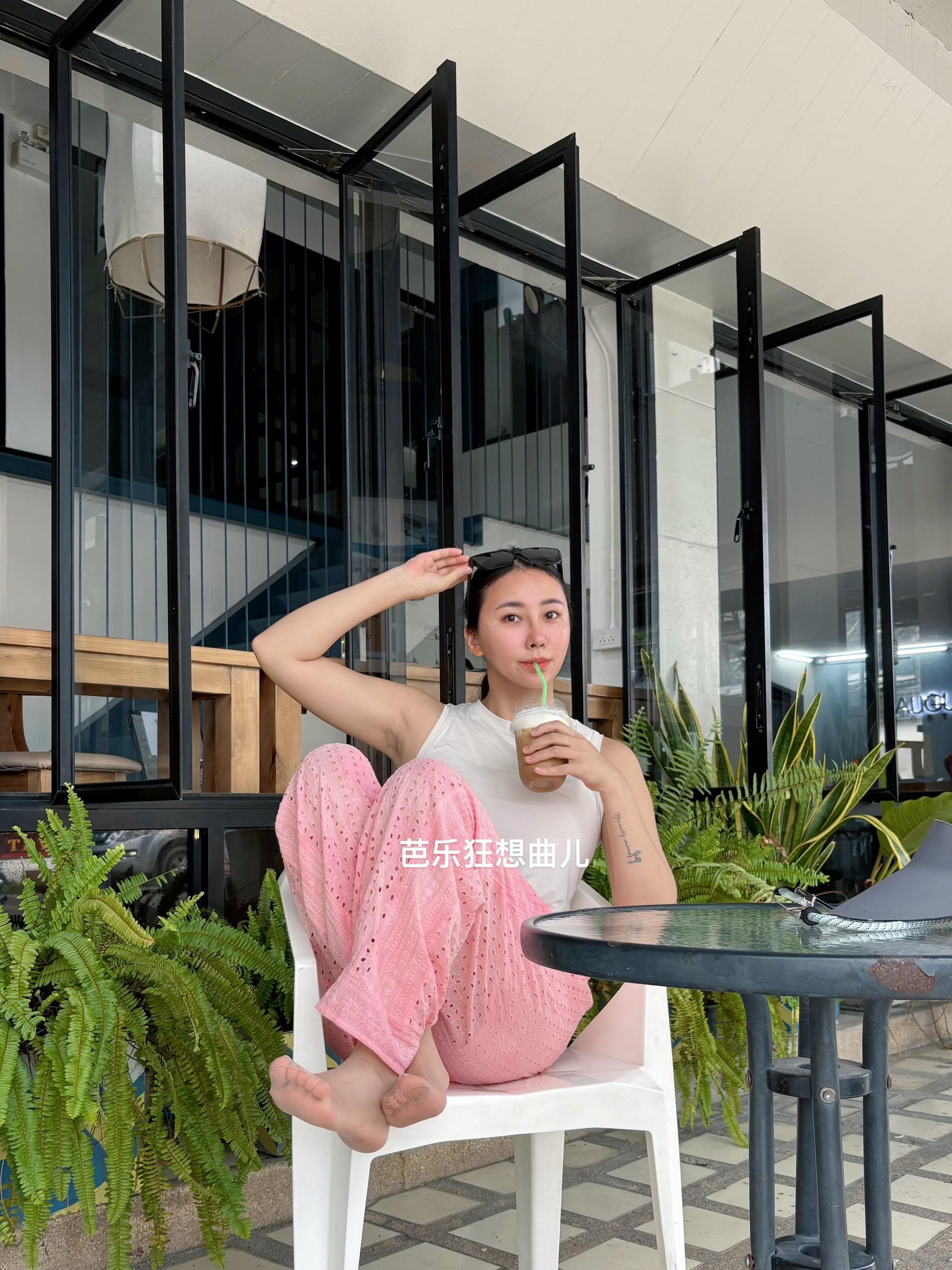 在咖啡厅看到的美丽山景。今天来古城买咖啡,在路边坐一会儿,一抬头就看到如此美好的景色,记录一下~~ #夏天该有的样子 #拍照姿势 #穿搭穿搭 #日常生活 #出游穿搭