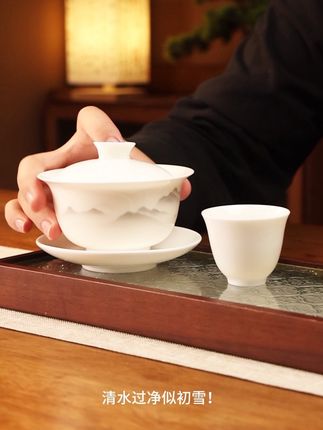 大师手绘远山盖碗,羊脂玉瓷匠心铸,泡茶不烫,盖子悬停,雅韵之选!#高端茶器 #三才盖碗 #白瓷盖碗 #防烫盖碗 #羊脂玉盖碗
