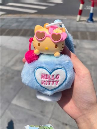 幸福的小孩 已经收到黑皮kitty香薰挂件!#hellokitty #香薰挂件#盲盒 #毛绒玩具#也太可爱了吧
