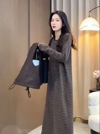 #上热门🔥 #早秋穿搭 #高级感穿搭 #森系少女 #减龄气质 咖色复古PU皮马甲条纹连衣裙套装2025春秋慵懒风气质卫衣裙两件套