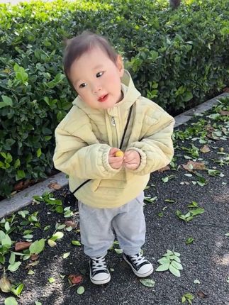 用青春养大的孩子啊 如今有了小大人的模样 在我眼里你永远闪闪发光 即使生活被一地鸡毛填满 但依然觉得你值得