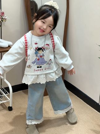 要怎么形容我的女儿呢? 她就像小时候的我 但她又比我自信大方比我开朗有想法 陪她的日子里 我仿佛再经历了一次童年 可以和她一起开怀大笑 一起做很多可爱的小事 她总是治愈了我所有的不开心 为我整理破碎的情绪让我变得温润 有了欣赏自己的本事 她也教会了我许多 她让我枯燥乏味的生活变得鲜活 也让我成为更好的自己!#生女儿就是用来打扮的 #韩系穿搭 #女童套装 #卫衣 #秋季新款