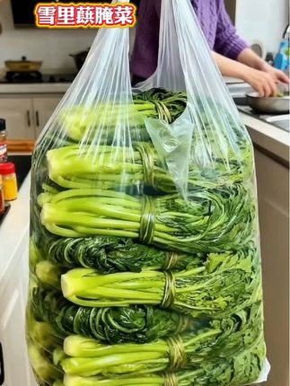 挖到宝了家人们!这个腌制雪里蕻好吃又下饭,谁懂啊,绿油油的菜身裹着腌香,每片叶子都吸足了咸鲜,光闻味就流口水!炒肉丝香到扒饭,做汤鲜掉眉毛,配白粥更是绝配!!#下饭神器 #雪里蕻 #雪里蕻腌菜 #美食 #家常菜