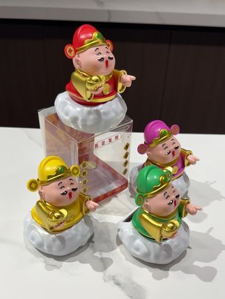 这个财神摆件太神奇了,它不用安装电池,也不用充电,只要放在有光的地方就能自动点头,可以摆放在办公桌上,也可以摆在车里,寓意吉祥,非常喜庆,而且价格也很便宜。#财神 #创意摆件