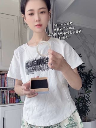 是谁还没拥有三十多米就能到手的高透猫眼手镯#玉镯这么漂亮 又精致的手镯,哪个女孩子能拒绝呢?而且还有礼盒包装#玉石魅力 #实拍