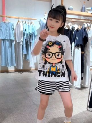 卡通女孩趣味短袖涂鸦T恤条纹短裤套装#夏季穿搭 #萌娃穿搭 #女童套装 #潮童穿搭 #清凉一夏