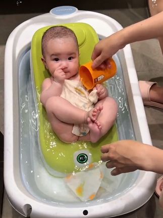 给宝宝买了这个洗澡支架后,一个人也可以给娃洗澡了,用完还特别容易凉干#宝宝洗澡 #宝宝洗澡支架