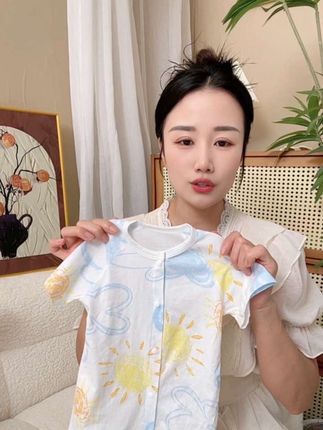 像这种品质超好的纯棉连体衣,快给你家宝宝安排上,全衣无骨缝制a类的面料特别柔软舒服,夏天穿吸汗又透气#超薄透气 #婴幼儿服饰 #宝宝爬服