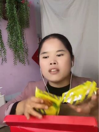 这款月饼是礼盒装的一盒里面有¥12.5种口味好吃